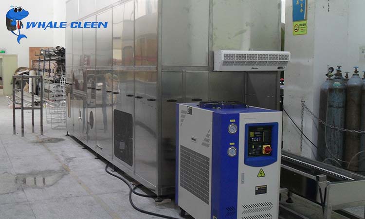 Spray cleaning equipment, spray ultrasonic cleaning machine system