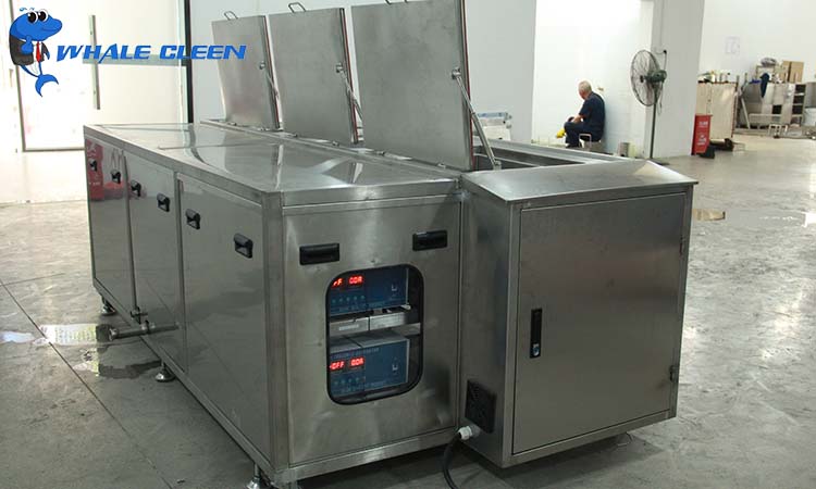 How does the automatic ultrasonic spray cleaning machine clean the products?