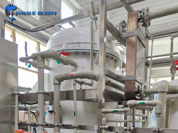 Vacuum low temperature distillation concentration waste liquid treatment system