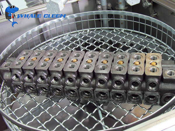 Rotary spray type ultrasonic cleaning machine