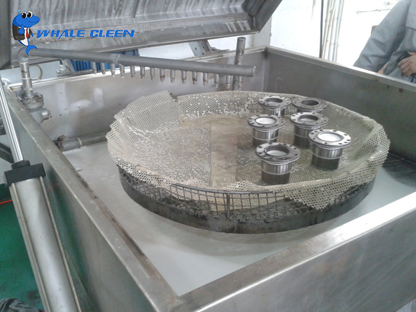 Rotary spray type ultrasonic cleaning machine