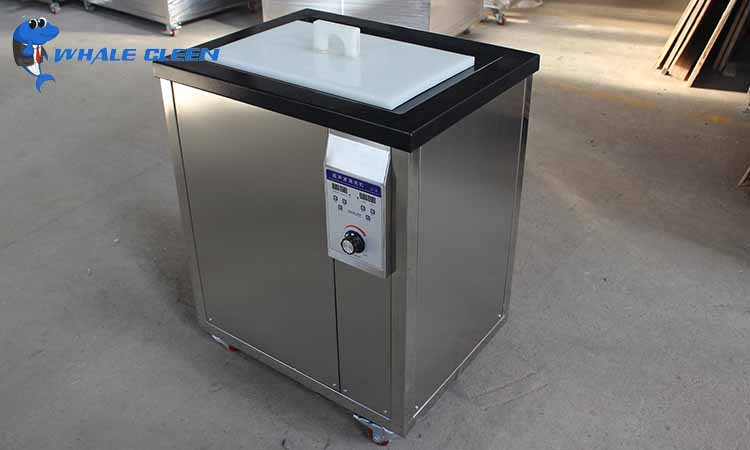 What size ultrasonic cleaner should be used for homogeneous decomposition cleaning in the laboratory?