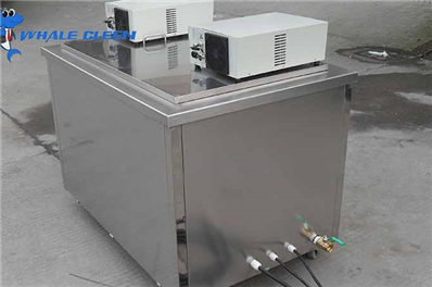 Shaped-energy ultrasonic cleaning machine for steel strip