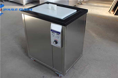 What size ultrasonic cleaner should be used for homogeneous decomposition cleaning in the laboratory?